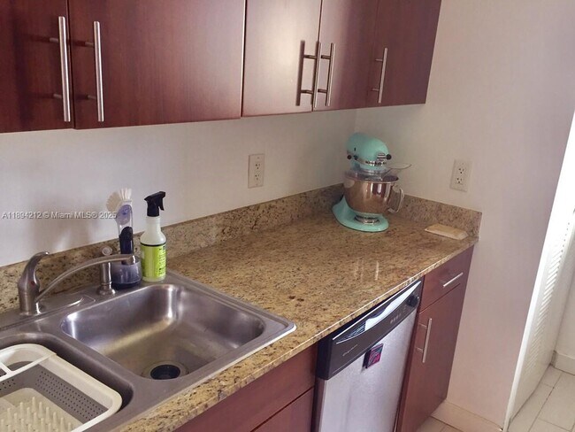 Photo - 7400 NE 6th Ct Unidad 7400