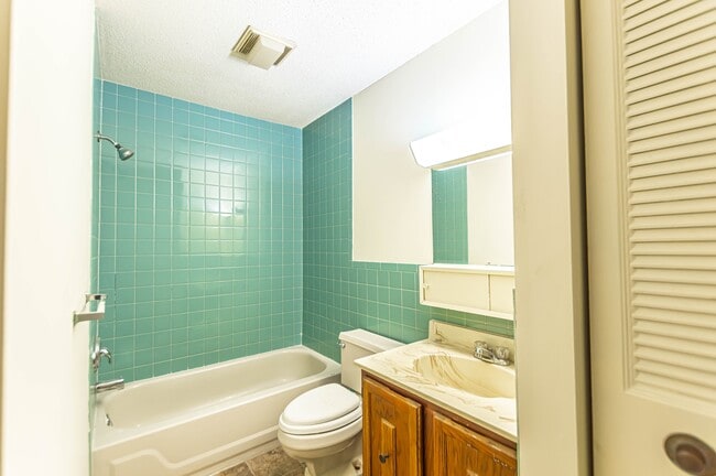 23 Country Club Dr
