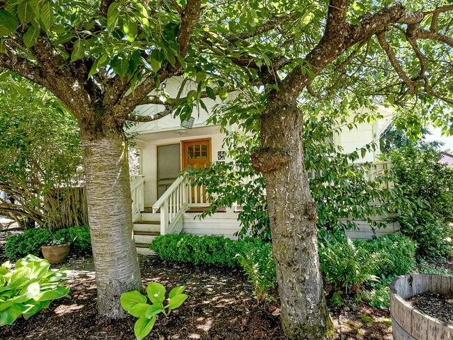 Building Photo - Adorable, vintage 1924 2-bdrm/1-bath w/ fe...