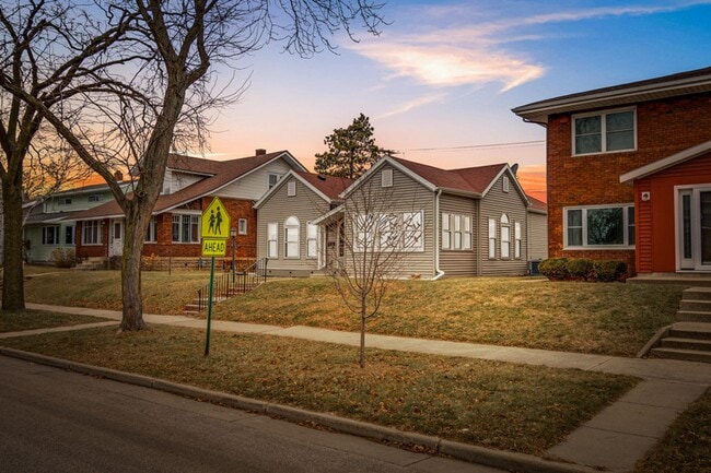 Building Photo - 4 Bedroom, 2 Full Baths and 2 1/2 Bath Hou... Rental