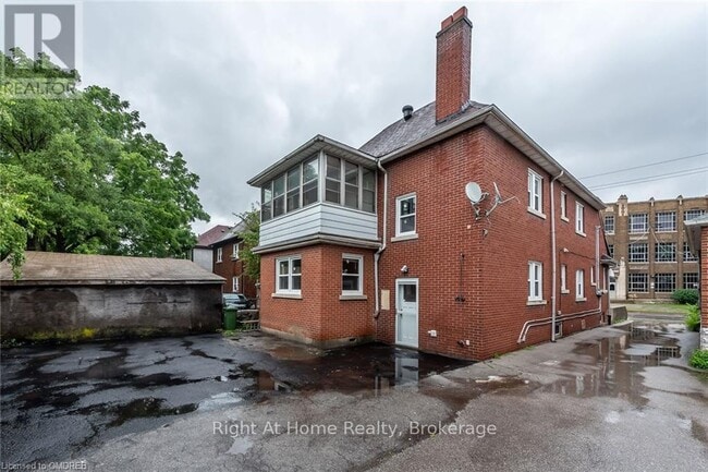 Photo - 104 Longwood Rd S