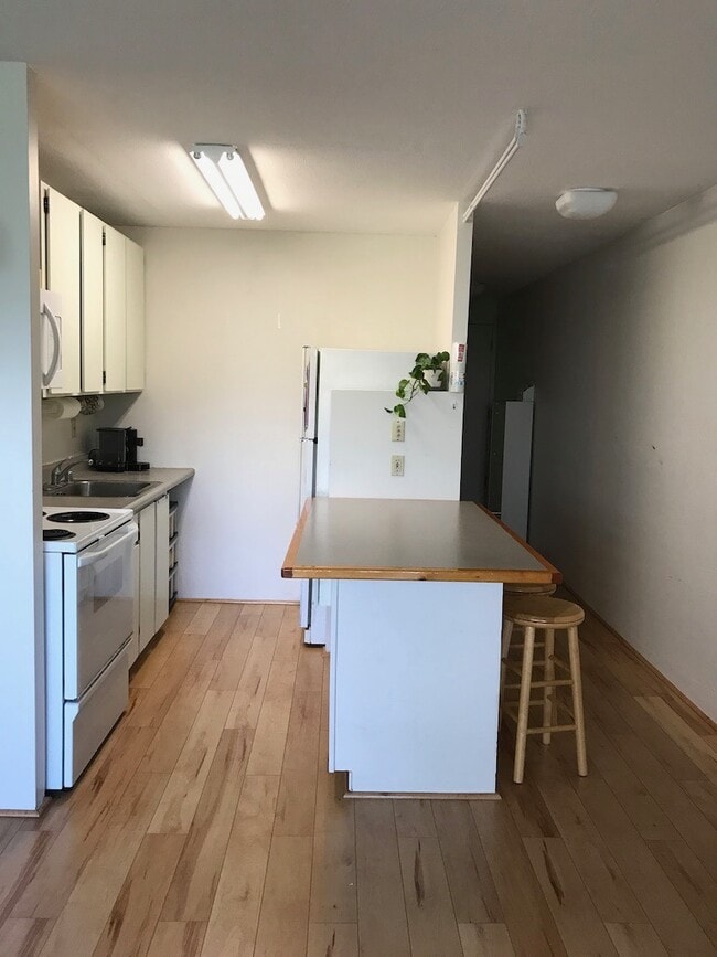Kitchen - 1011 Prospect St Unit 307