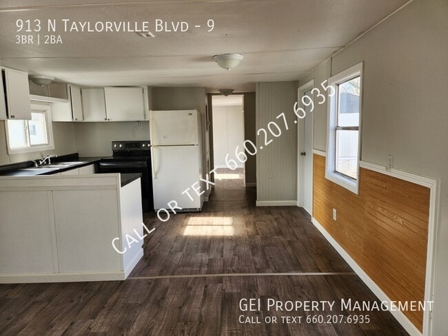 Photo - 913 N Taylorville Blvd