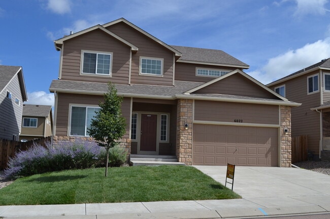 Building Photo - 4 Bedroom Home w/ a 3 Car Tandem Garage!