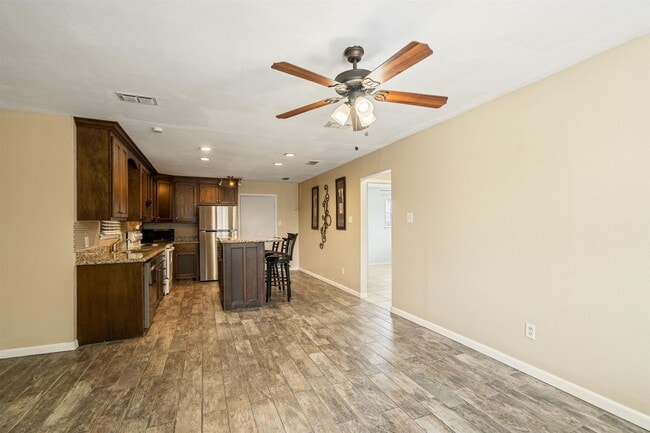 Photo - 104 Hackberry Ln