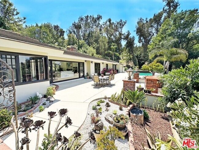 Building Photo - 12751 Mulholland Dr Rental