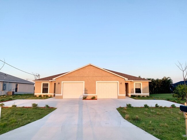 Building Photo - Like New DUPLEX 3 bedroom, 2 bath, 1 car g... Rental