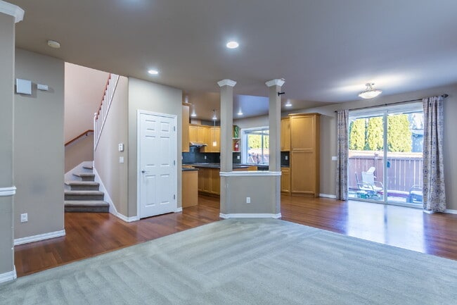 Photo - Spacious 4-Bedroom Haven in Kent with 2.5 Bathrooms and 2,570 Sq Ft of Comfort!