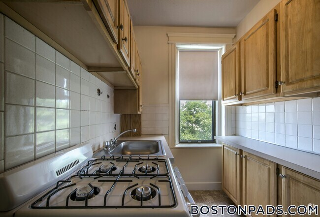 Building Photo - 1156 Commonwealth Ave Rental