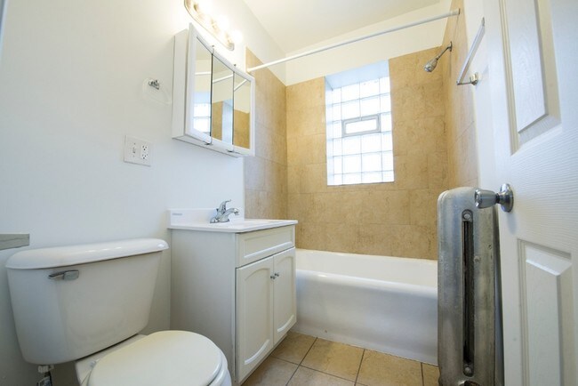 Baño - 6700 S Indiana Chicago, IL 60637