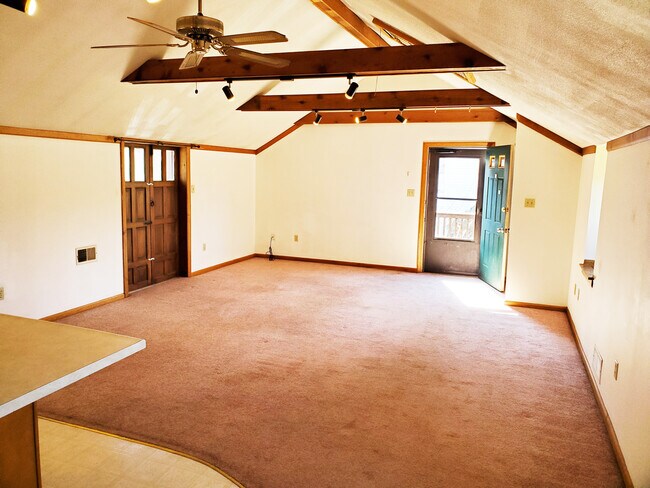 LARGE LIVING SPACE - 27 Richmond St Unit 1