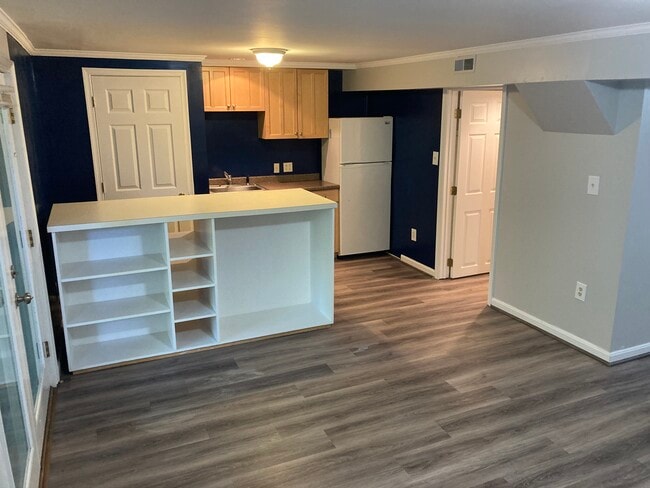 kitchenette (no oven) - 500 Meadow Hall Dr Unit 500