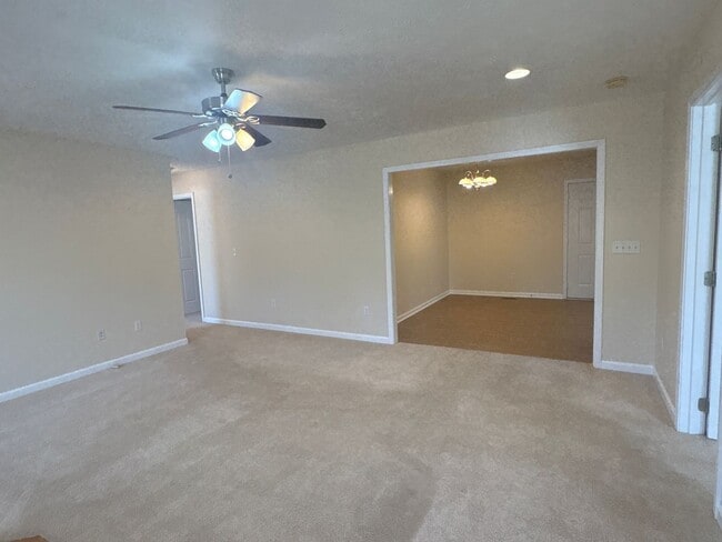 Photo - Spacious 3 BedroomHome with Large Yard!!