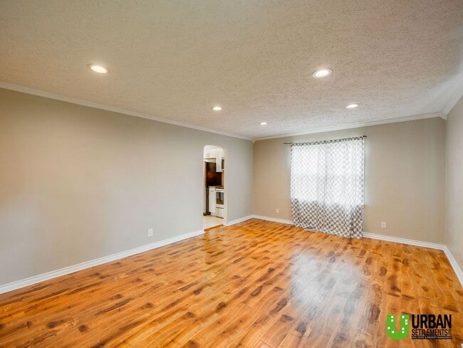 Photo - 3104 W Heroy Ave