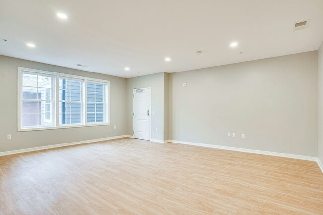 Photo - 2210 Wisconsin Ave NW Unidad 321