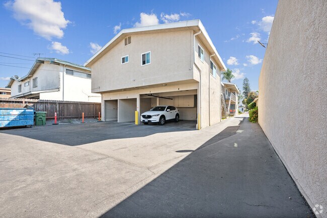 Vista trasera - 435 W. Regent St