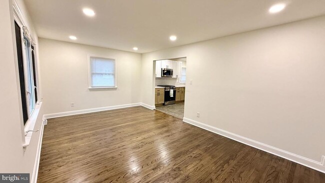 Building Photo - 115 Gloucester Ave