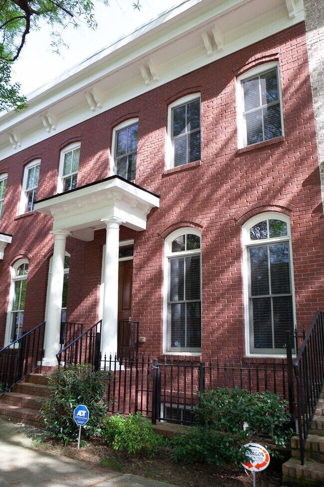 Building Photo - Fantastic 2+ bedroom 3 bath townhome in incredible Inman Park