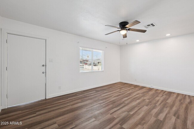 Photo - 3331 E Oak St