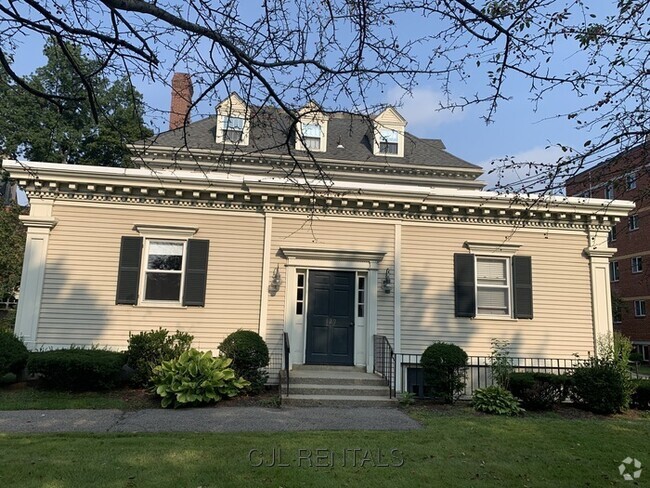 Building Photo - 129 Pleasant St Unit 9 Rental