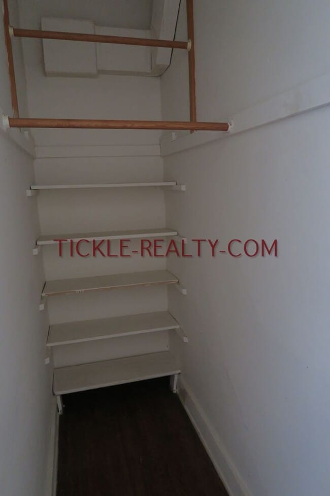 Building Photo - 626 University Ave Unit 2