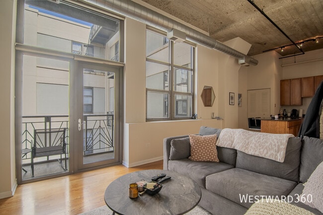 Building Photo - 758 N Larrabee St Unit 726