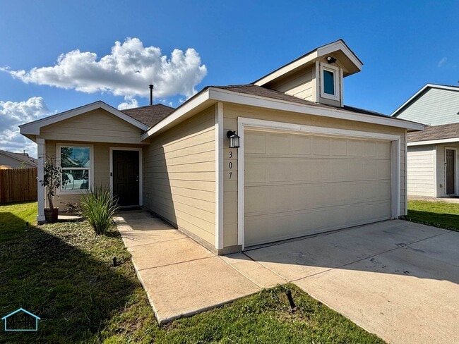 Charming 3-Bedroom 2-Bath Retreat with Mod... - Charming 3-Bedroom 2-Bath Retreat with Mod... Casa