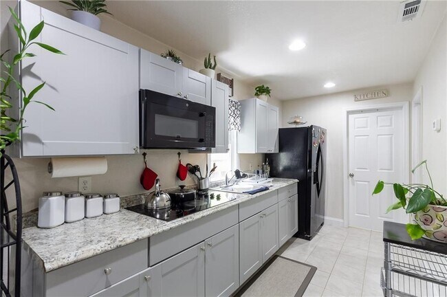 Photo - 728 Saybrook Cir NW