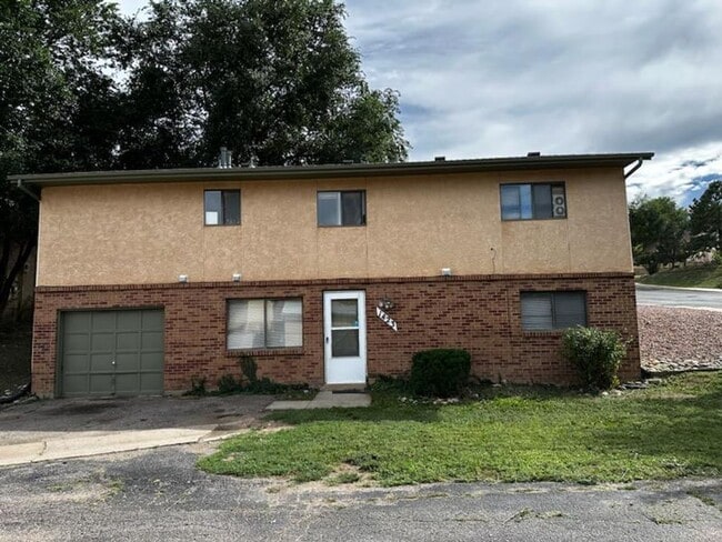 Building Photo - $1363 | 2BR/1BA Duplex | Cozy Home Near Be...
