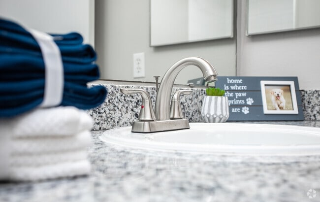 2BR, 2BA - 936SF Val Verde (Renovated) Granite Counters