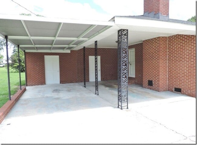 Photo - 2223 Imperial Ave E