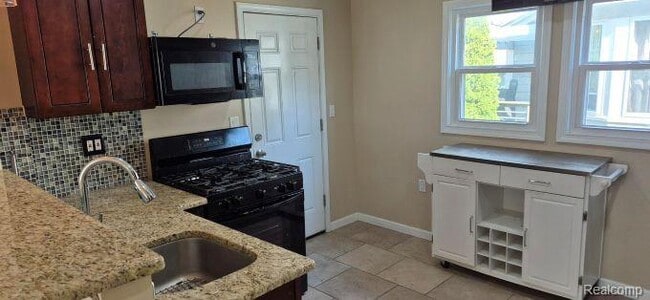 Photo - 830 Knowles St