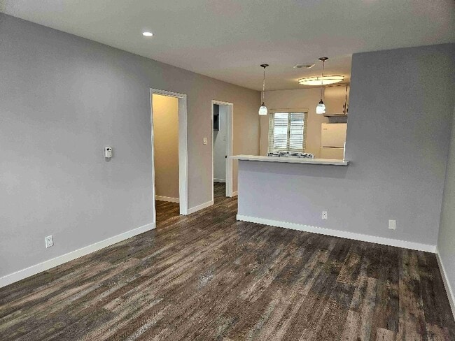 Photo - 1037 W 12th St