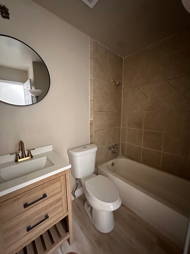 Building Photo - 4200 Narcissus Dr