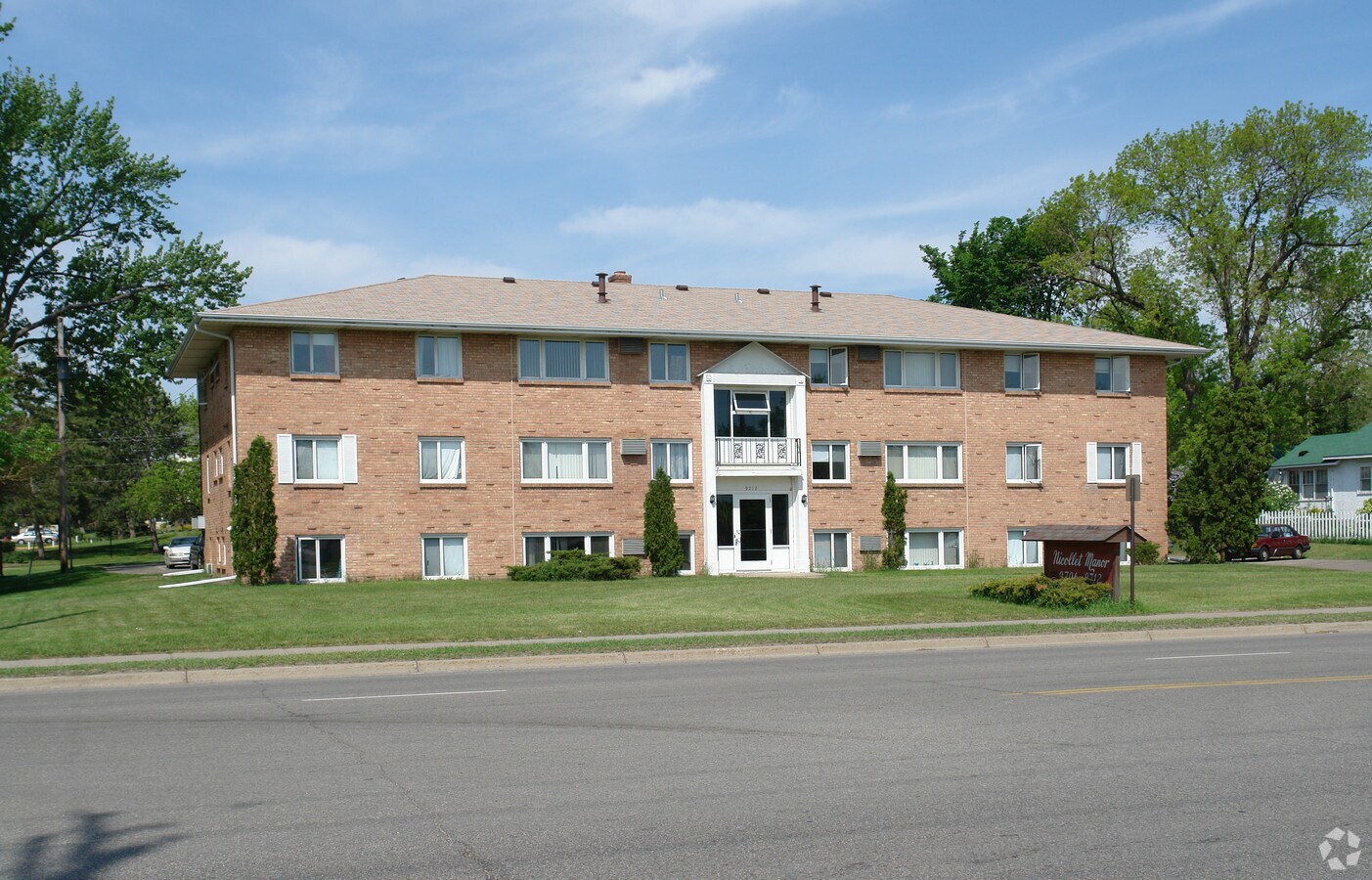 NICOLLET MANOR - NICOLLET MANOR Apartments