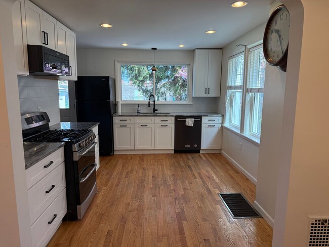 Building Photo - Newly Renovated 3-Bedroom, 1-Bathroom End-Row Townhome with Bonus Room & Backyard!