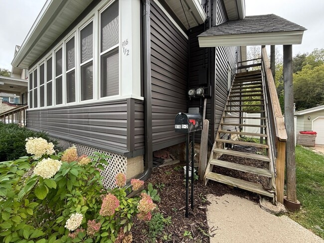 Building Photo - 916 1st St SE Unit 916 1/2
