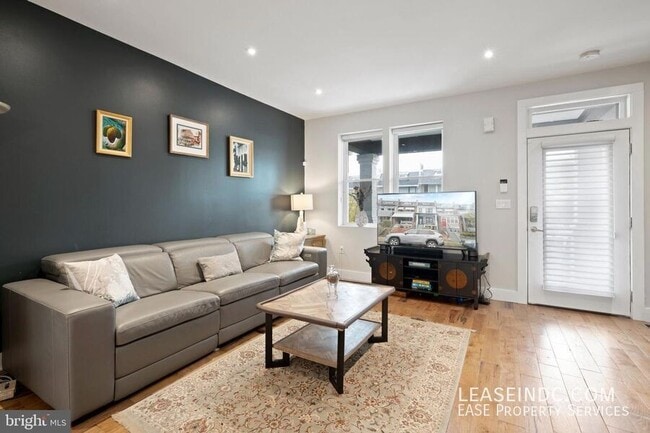 Photo - 1272 Oates St NE