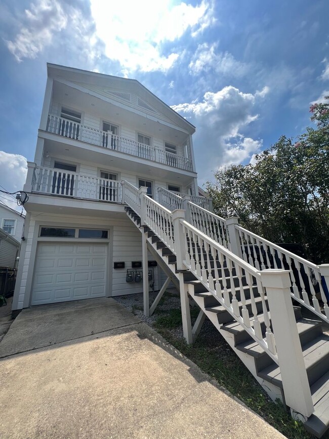 Building Photo - 6050 Laurel St Unit A