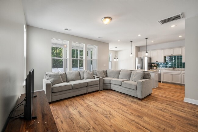 127 Hawthorne Landing Dr