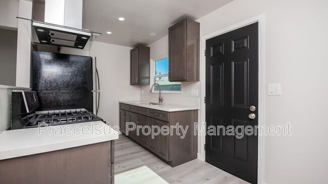 Photo - 114 E 5th St