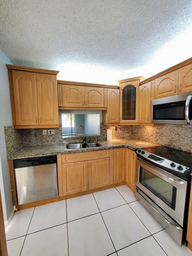 Kitchen with stainless steel appliances - 1820 N Lauderdale Ave Unit 3301