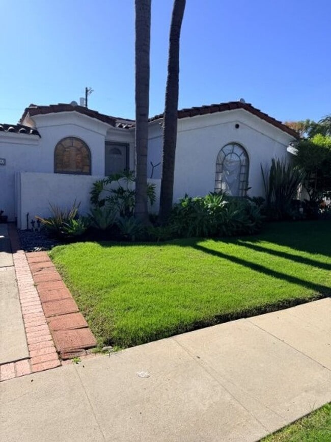 Building Photo - Pico-Robertson / Beverlywood 2 beds + 1.5 baths Spanish house PLUS Studio ADU  | Pool+Jacuzzi & e...