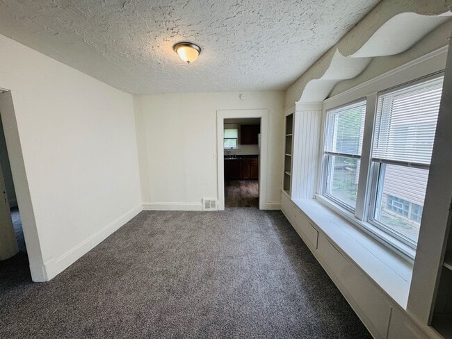 3039 E 126th St Unidad Down Unit