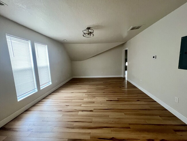 Building Photo - Updated One Bedroom Ready! Rental