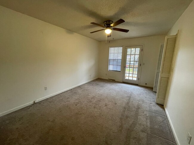 Photo - 108 Kimeran Ln