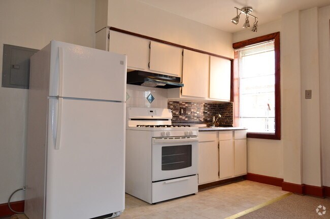 Building Photo - 1622 Bainbridge St Unit 2R Rental