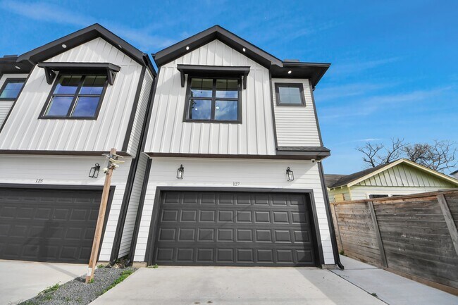 Photo - 127 E 38th St