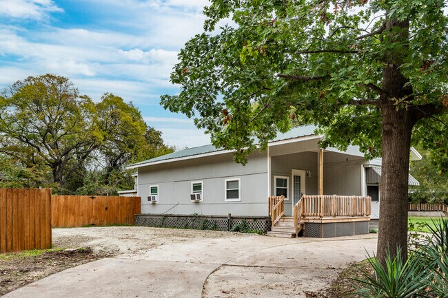 Photo - 112 Queenswood Dr