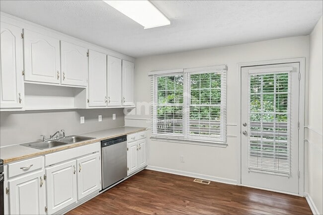 Photo - 468 Springfield Dr